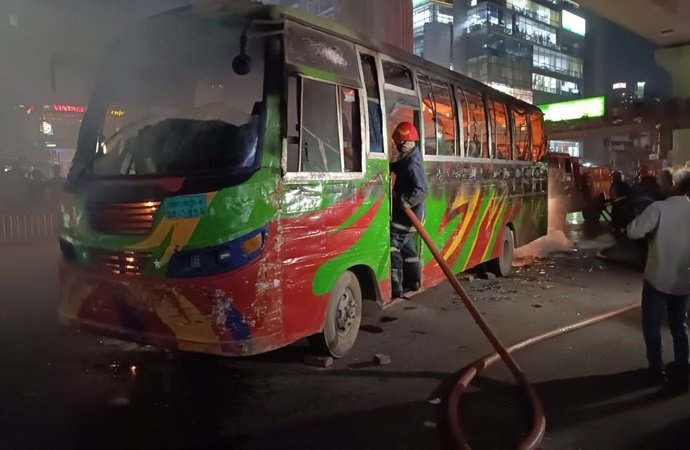 ফের যাত্রীবাহী বাসে আগুন