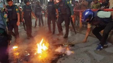 জিন্দাবাজারে মিছিল থেকে সড়কে আগুন, পুলিশের ফাঁকা গুলি, আটক ৩