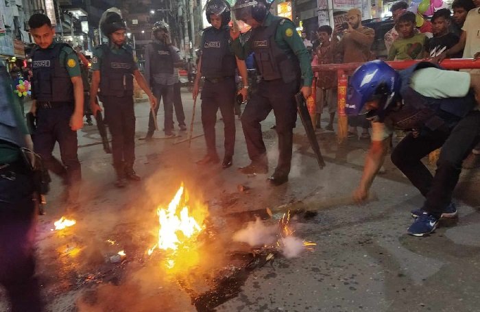 জিন্দাবাজারে মিছিল থেকে সড়কে আগুন, পুলিশের ফাঁকা গুলি, আটক ৩