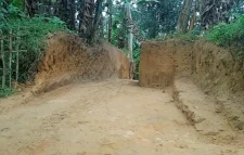 লাঠিটিলায় প্রশাসনকে বৃদ্ধাঙ্গুলি দেখিয়ে অবাধে কাটছে টিলা