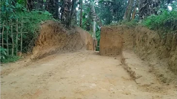 লাঠিটিলায় প্রশাসনকে বৃদ্ধাঙ্গুলি দেখিয়ে অবাধে কাটছে টিলা