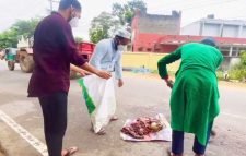 মরে পচে সড়কে দুর্গন্ধ ছড়াচ্ছিল শিয়াল; রাস্তা থেকে সরিয়ে মাটিতে পুতে রাখলেন ৩ তরুণ