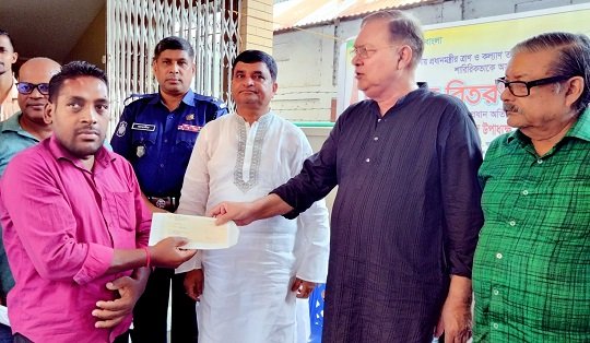 শ্রীমঙ্গল ও কমলগঞ্জ উপজেলার অসুস্থ ব্যক্তিদের চেক বিতরণ