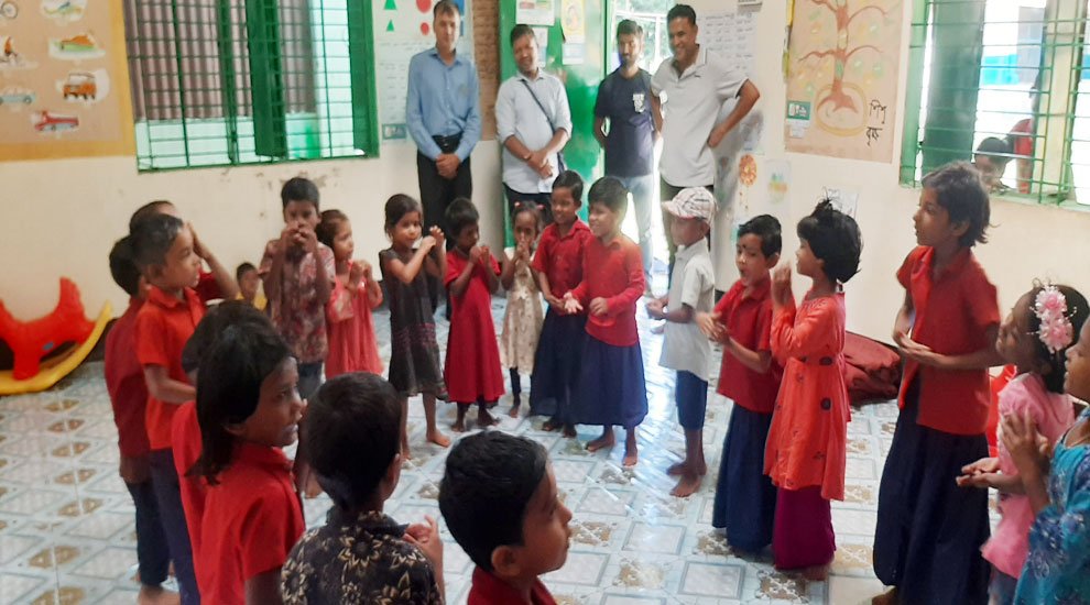 চা বাগানের পিছিয়েপড়া শি শু রা ‘আলোয় আলোয়’ প্রকল্পে আলোকিত