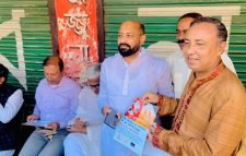 শহর পরিচ্ছন্ন রাখতে পৌর মেয়রের প্লাস্টিক বিন বিতরণ