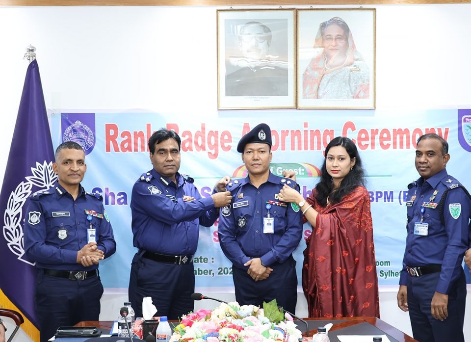 পুলিশ সুপার পদে পদোন্নতিতে র‍্যাংক ব্যাজ পরিধান