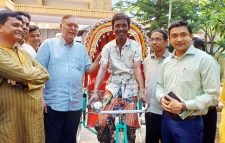 শ্রীমঙ্গলে দরিদ্রদের মাঝে রিকশা বিতরণ