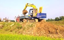 বড়লেখায় পাউবোর নির্মিত বাঁধ কেটে পুকুর ভরাট!