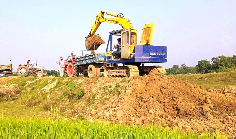 বড়লেখায় পাউবোর নির্মিত বাঁধ কেটে পুকুর ভরাট!