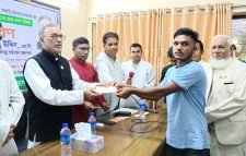 বড়লেখায় প্রধানমন্ত্রীর ত্রাণ তহবিলের চেক বিতরণ