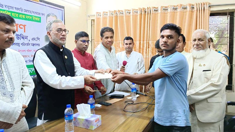 বড়লেখায় প্রধানমন্ত্রীর ত্রাণ তহবিলের চেক বিতরণ