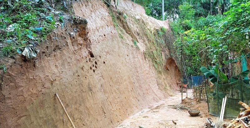 টিলা কেটে ভূমি সমতল করায় বসতবাড়ি ঝুঁকিতে