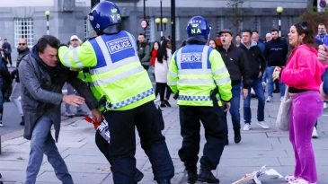 ফিলিস্তিন ইস্যুতে পাল্টাপাল্টি বিক্ষোভ, লন্ডনে আটক ১২০