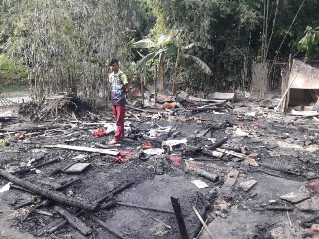 জগৎসী গ্রামে আগুনে পুড়ে বসতঘর ছাই লক্ষাধিক টাকার ক্ষয়ক্ষতি