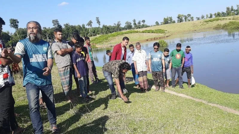 শিকারিদের থেকে উদ্ধার হওয়া শঙ্খিনী সাপ ও কচ্ছপ অবমুক্ত