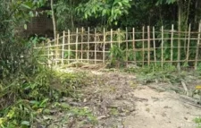 প্রভাবশালী প্রতিবেশীর অভিনব কায়দায় অবরুদ্ধ কলেজ ছাত্রীর পরিবার