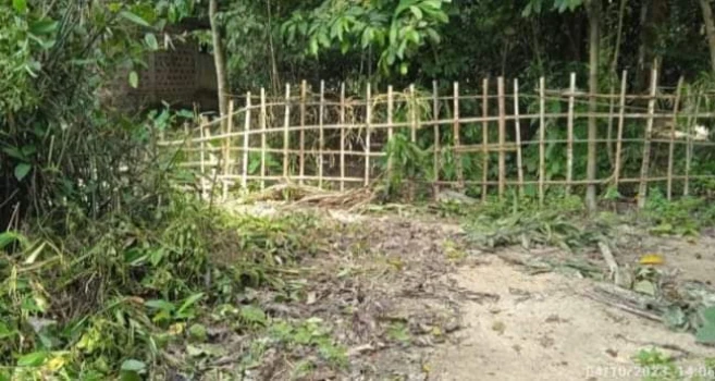 প্রভাবশালী প্রতিবেশীর অভিনব কায়দায় অবরুদ্ধ কলেজ ছাত্রীর পরিবার