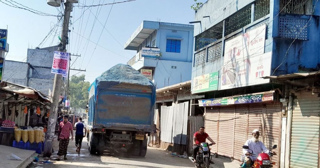 ড্রাম্পার ট্রাক: সড়কে ক্ষত, ঝুঁকিতে জনস্বাস্থ্য