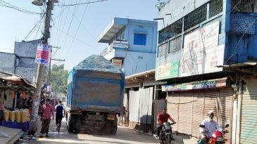 ড্রাম্পার ট্রাক: সড়কে ক্ষত, ঝুঁকিতে জনস্বাস্থ্য