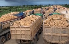 ব্যস্ত সড়কে চলছে বালুবাহী ওভারলোড ডাম্পার