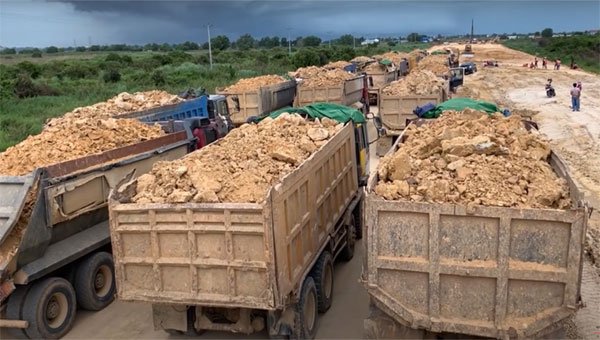 ব্যস্ত সড়কে চলছে বালুবাহী ওভারলোড ডাম্পার