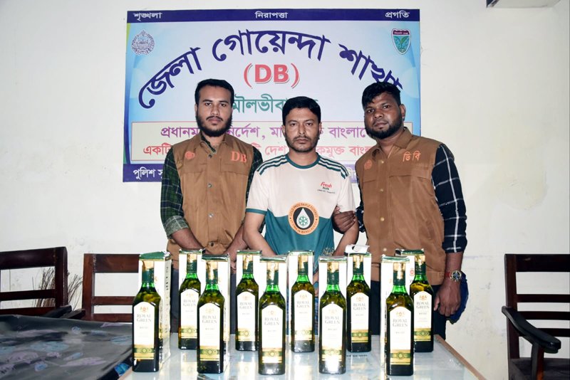 বিদেশী মদসহ ডিবির হাতে আটক ১