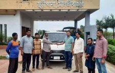 জুড়ি থানা পুলিশকে পরিবহন শ্রমিকদের মাইক্রোবাস উপহার
