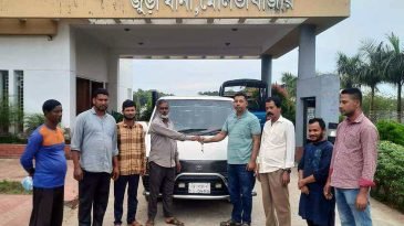 জুড়ি থানা পুলিশকে পরিবহন শ্রমিকদের মাইক্রোবাস উপহার