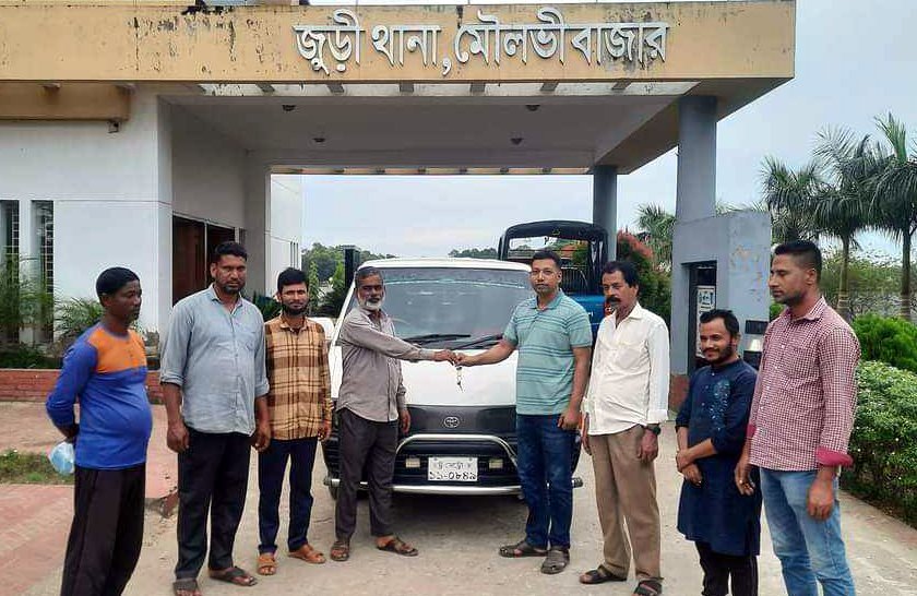 জুড়ি থানা পুলিশকে পরিবহন শ্রমিকদের মাইক্রোবাস উপহার