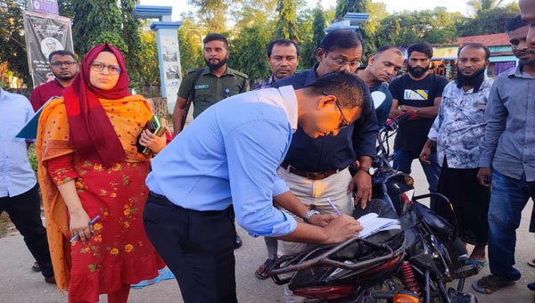 জুড়ীতে লাইসেন্স হেলমেট না থাকায় জরিমানা