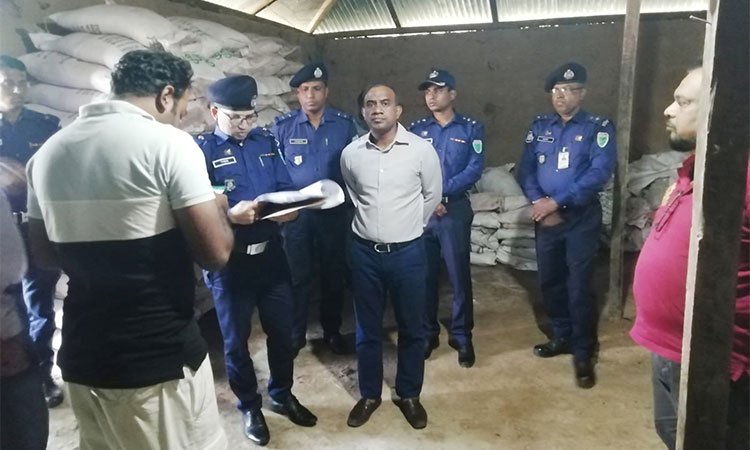 গুদাম থেকে ১৩ হাজার ৩ শত কেজি সার চুরি অপরাধে ন্যাশনাল টি কোম্পানীর ব্যবস্থাপকের মামলা