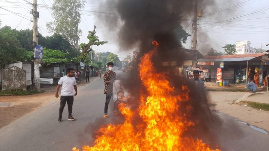 শ্রীমঙ্গলে সড়কে টায়ার জ্বালিয়ে অবরোধ