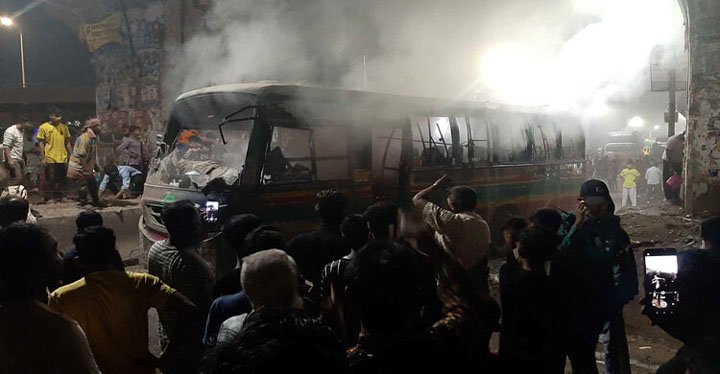 অবরোধের আগের রাতে ঢাকায় আধা ঘণ্টায় ৩ বাসে আগুন