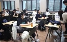 ৯০ সেকেন্ড আগেই পরীক্ষা শেষ করায় সরকারের বিরুদ্ধে মামলা