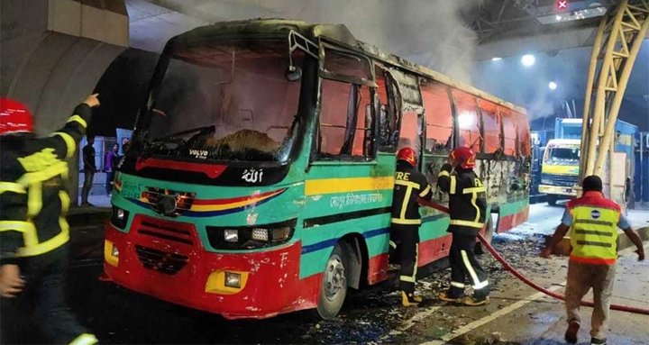 অবরোধ শুরুর আগেই ঢাকায় তিন বাসে অগ্নিসংযোগ