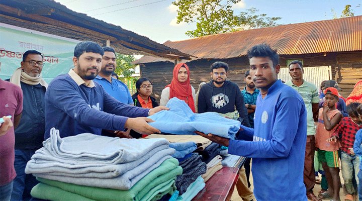 দ্বিতীয় ধাপে আরও ৭০০ চা শ্রমিককে শীতবস্ত্র দিলো ‘স্বপ্নোত্থান’