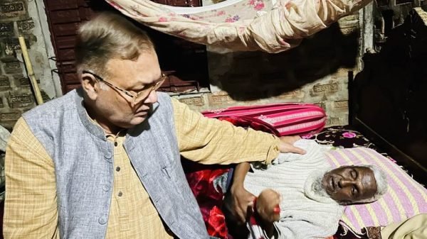 তৃণমূল পর্যায়ের নেতাকর্মীদের বাড়ী বাড়ী গিয়ে খোঁজ-খবর নিচ্ছেন এমপি আব্দুস শহীদ