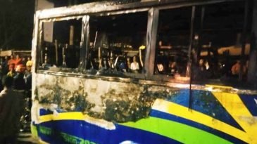 কদমতলীতে বাসে আগুন