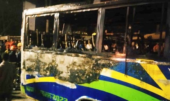 কদমতলীতে বাসে আগুন