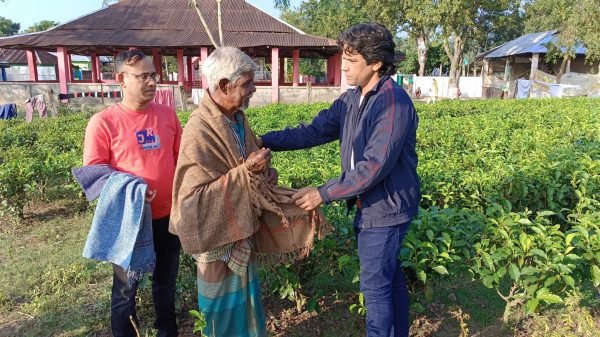 শ্রীমঙ্গলে চা শ্রমিকদের পাশে ইত্যাদির সহকারী পরিচালক মোহাম্মদ মামুন