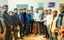 পরিবেশমন্ত্রীর পুত্রকে উপহার স্বরুপ নিসচার স্মারক গ্রন্থ প্রদান