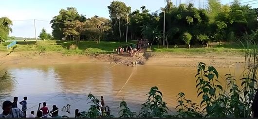 জীবনের ঝুঁকি নিয়ে নৌকায় দাঁড়িয়ে রশি টেনে নদী পারাপার হতে হয় কমলমতি শিক্ষার্থী এবং সাধারণ মানুষ