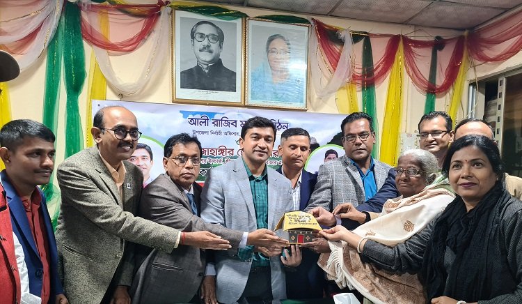 শ্রীমঙ্গলে উপজেলা নির্বাহী অফিসার আলী রাজিব মাহমুদ মিঠুন ও শ্রীমঙ্গল থানার অফিসার ইনচার্জ মোঃ জাহাঙ্গীর হোসেন সরদারকে সম্মাননা প্রদান