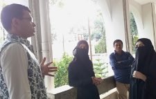 জিল্লুর রহমানের কাছে তরুণীর অভিযোগ, আশ্বাস দিলেন ৪ লেন সড়ক হবে