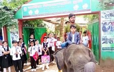 ভাগনী-ভাগিনার শেষ পরীক্ষার আনন্দে স্কুলে হাতি নিয়ে হাজির মামা!