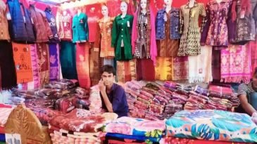 শীতের আমেজ অনুভূত হলেও কমলগঞ্জে জমেনি পোশাক বেচাকেনা