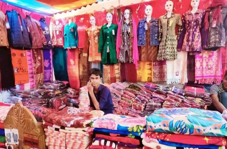 শীতের আমেজ অনুভূত হলেও কমলগঞ্জে জমেনি পোশাক বেচাকেনা