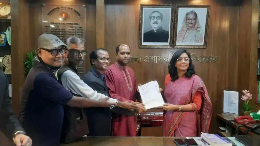 মৌলভীবাজারে মনোনয়নপত্র জমা দিলেন জেলা ওয়ার্কার্স পার্টির কমরেড তাপস ঘোষ।