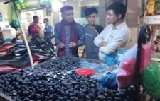 শ্রীমঙ্গলে পানি ফল বিক্রি করে লাভবান বিক্রেতারা