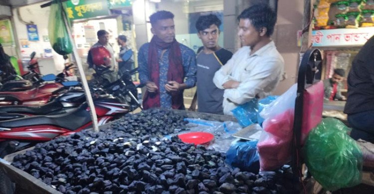 শ্রীমঙ্গলে পানি ফল বিক্রি করে লাভবান বিক্রেতারা